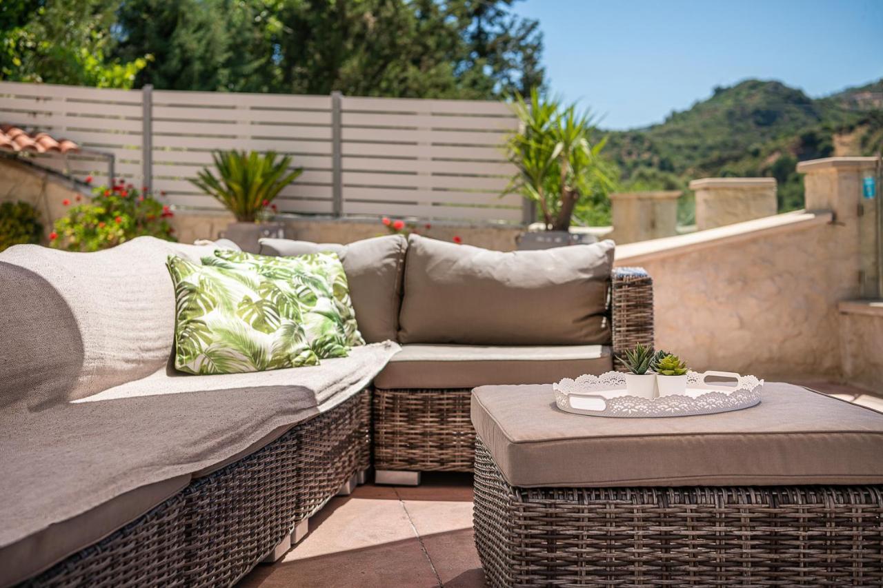 Verekinthos Villas - Pool, Hot Tub, Bbq, Kids Playground, Stunning Mountain Views Yerolákkos Exteriör bild
