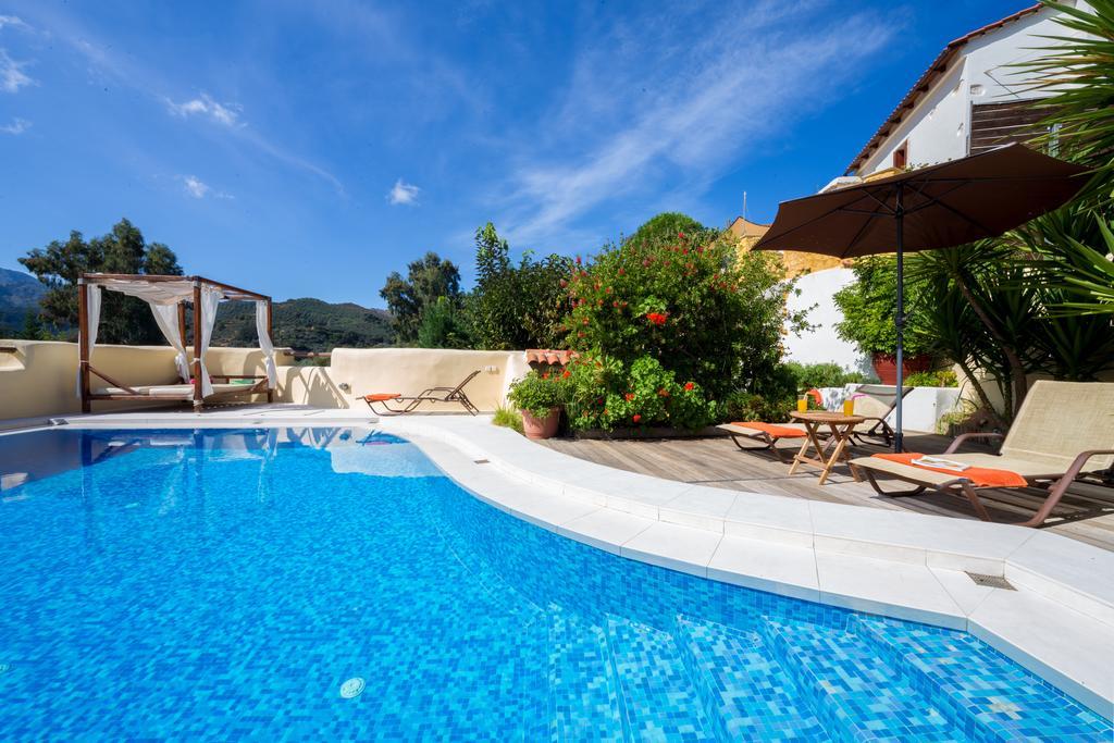 Verekinthos Villas - Pool, Hot Tub, Bbq, Kids Playground, Stunning Mountain Views Yerolákkos Exteriör bild
